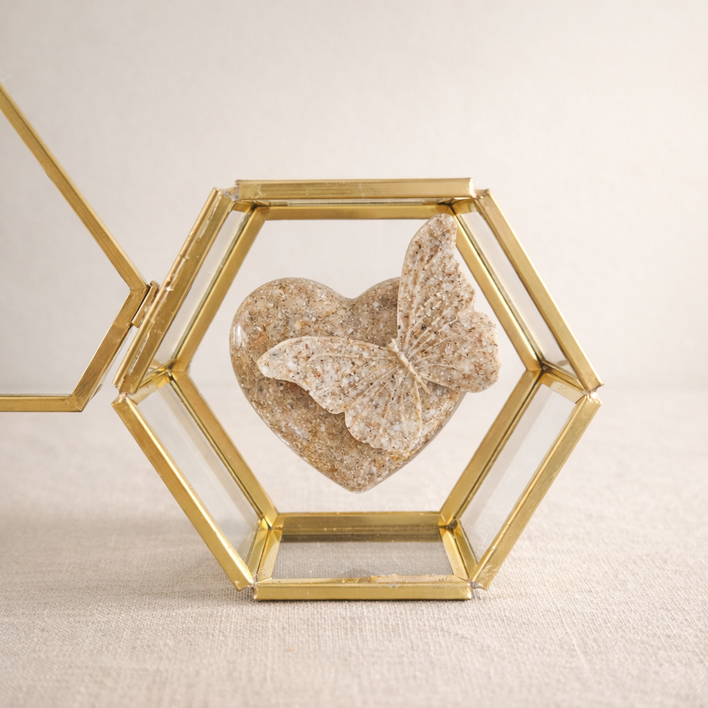 Hartje met vlinder van Epoxy in goude hexagon – Volledig Gepersonaliseerd