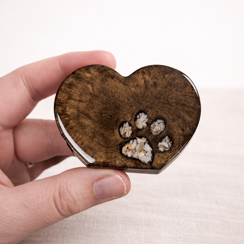 Handgemaakt epoxy herinneringshart met as, liefdevol verwerkt in een persoonlijke herinnering.