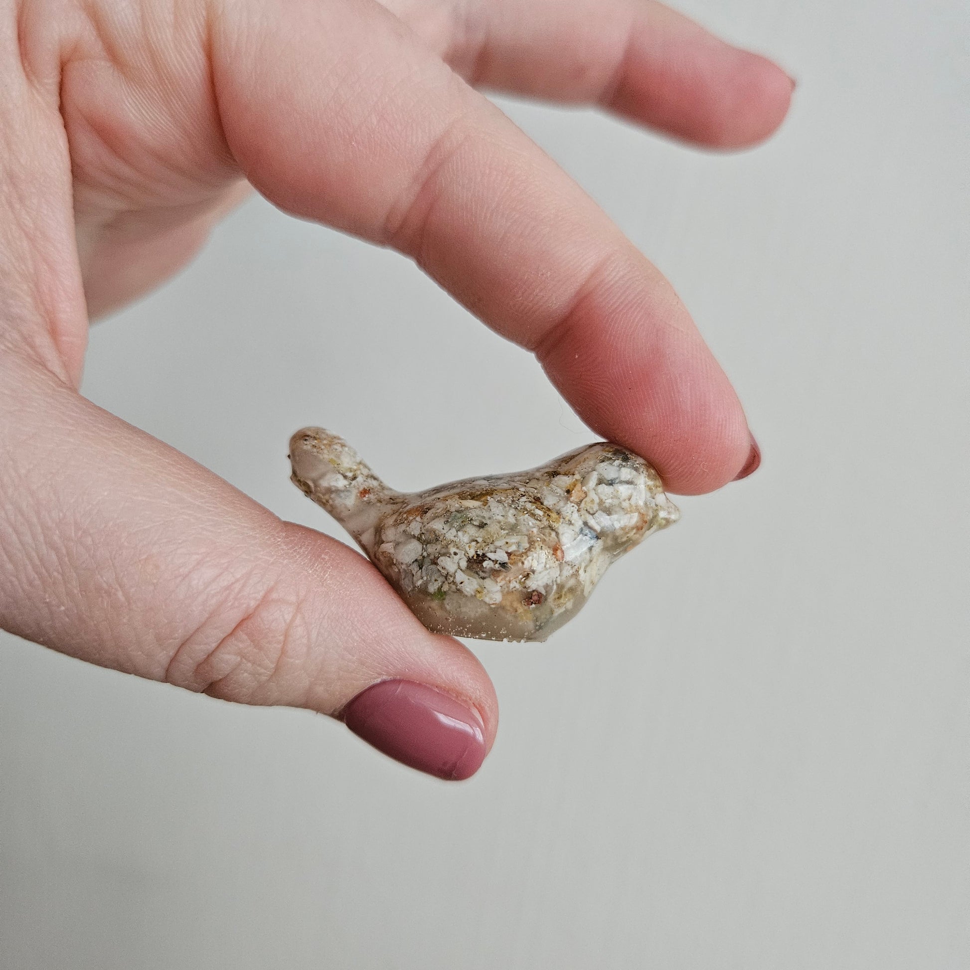 Epoxy sieraad in de vorm van een vogel met asverwerking