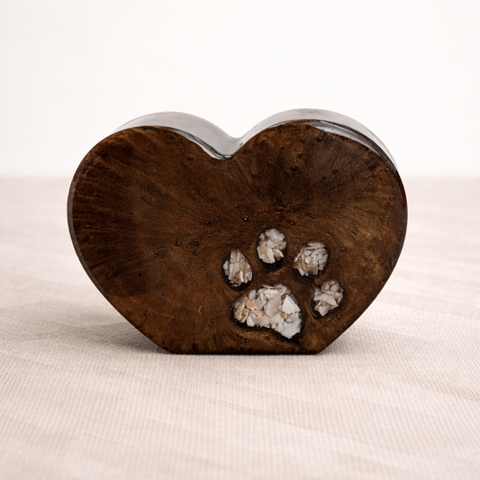 Handgemaakt epoxy herinneringshart met as, liefdevol verwerkt in een persoonlijke herinnering van hond, huisdier.