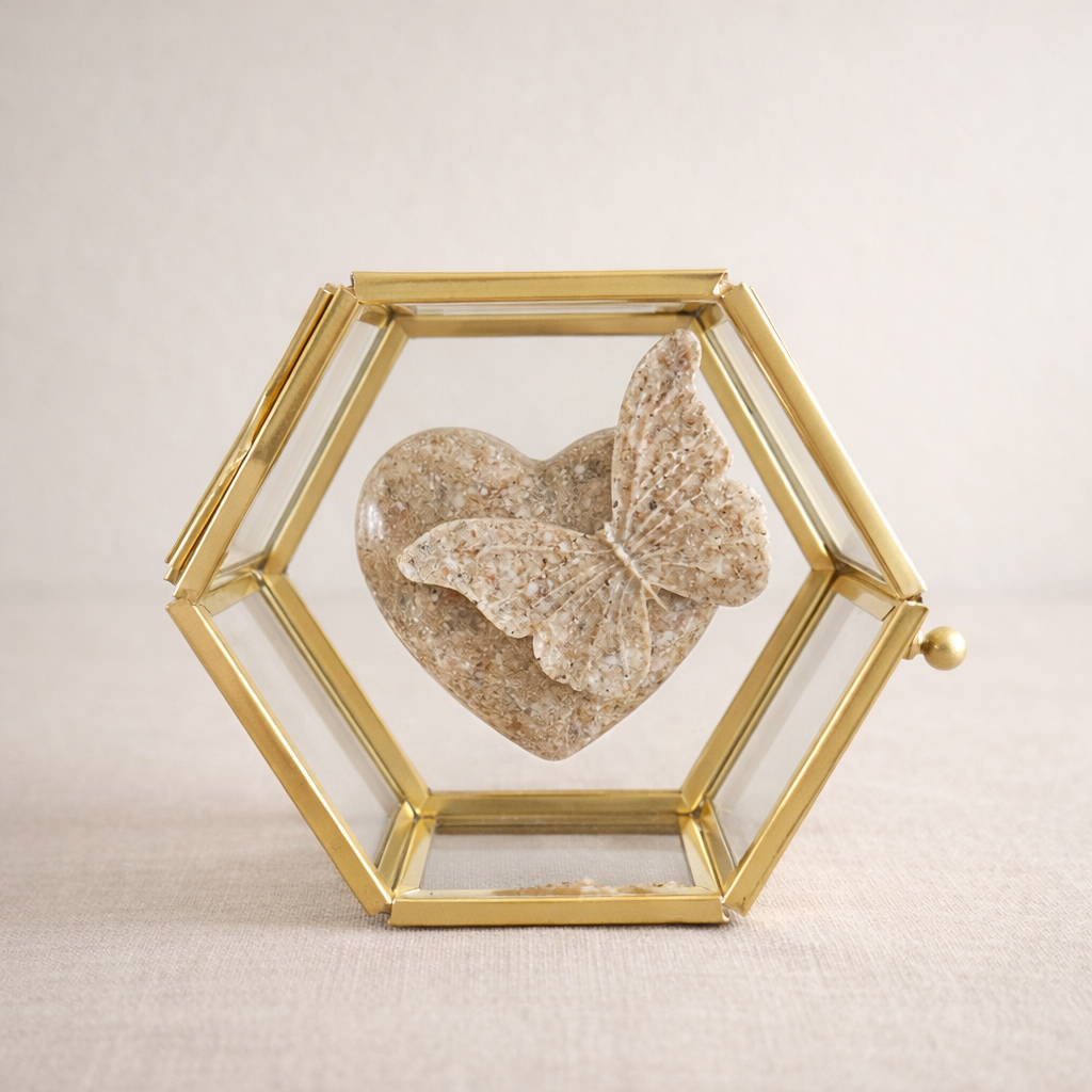 Hartje met vlinder van Epoxy in goude hexagon – Volledig Gepersonaliseerd